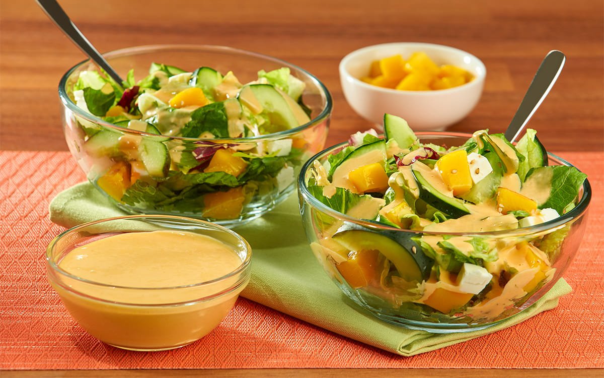 Ensalada con aderezo de mostaza y mango