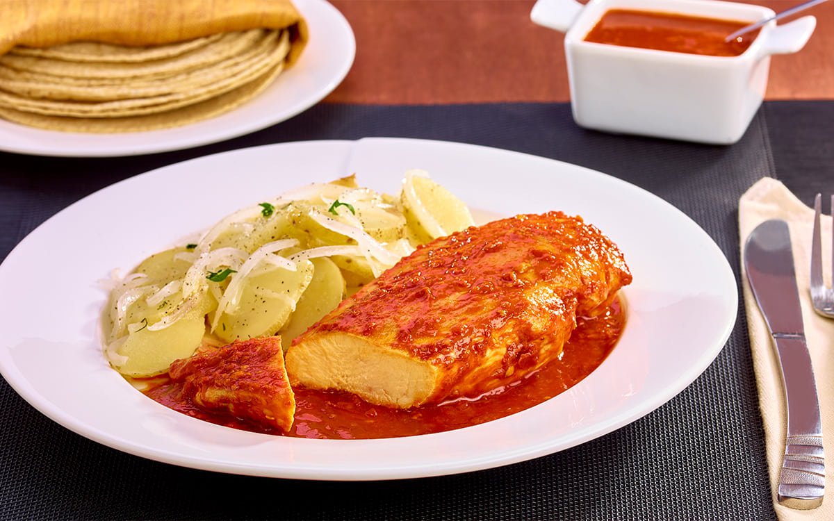 Pechuga de pollo rostizada a los tres chiles