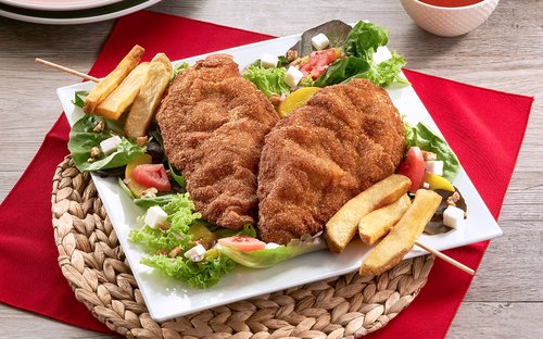 Cordon Bleu con papas fritas y ensalada