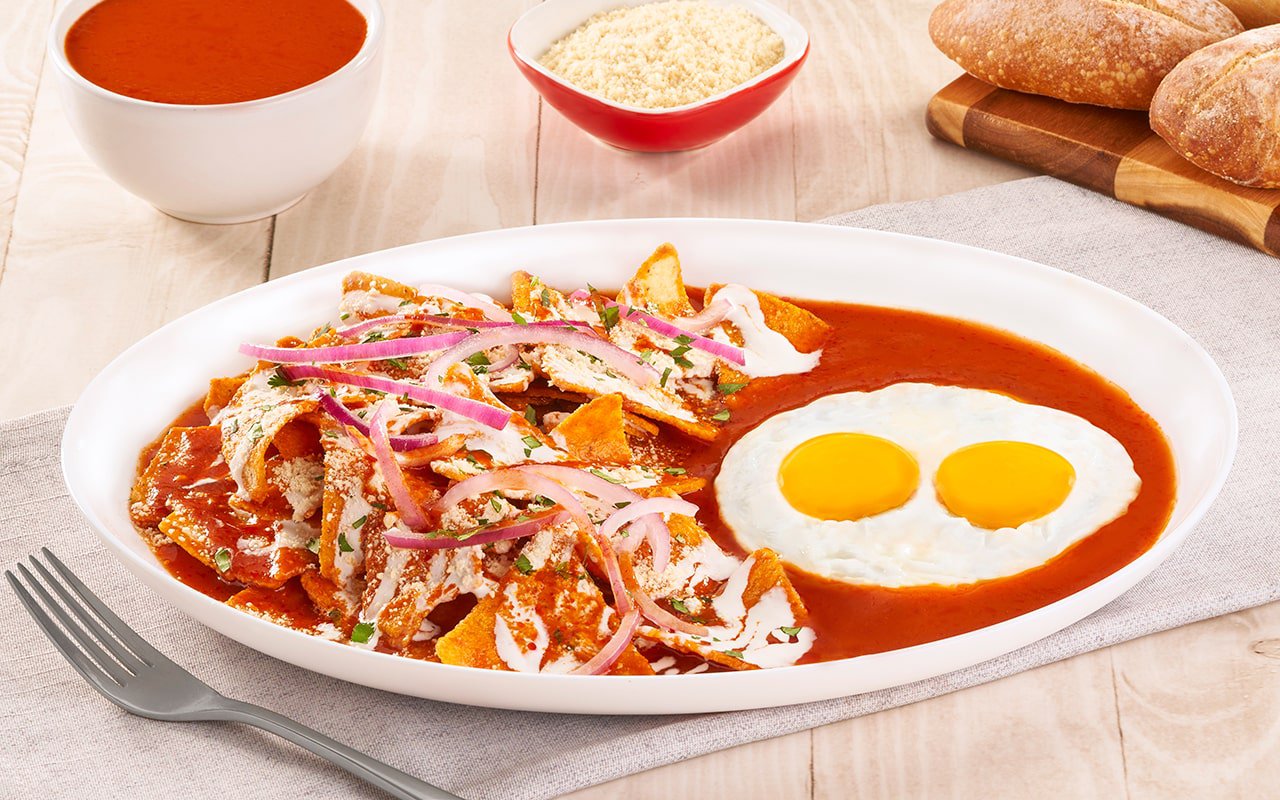 Chilaquiles rojos con huevo estrellado