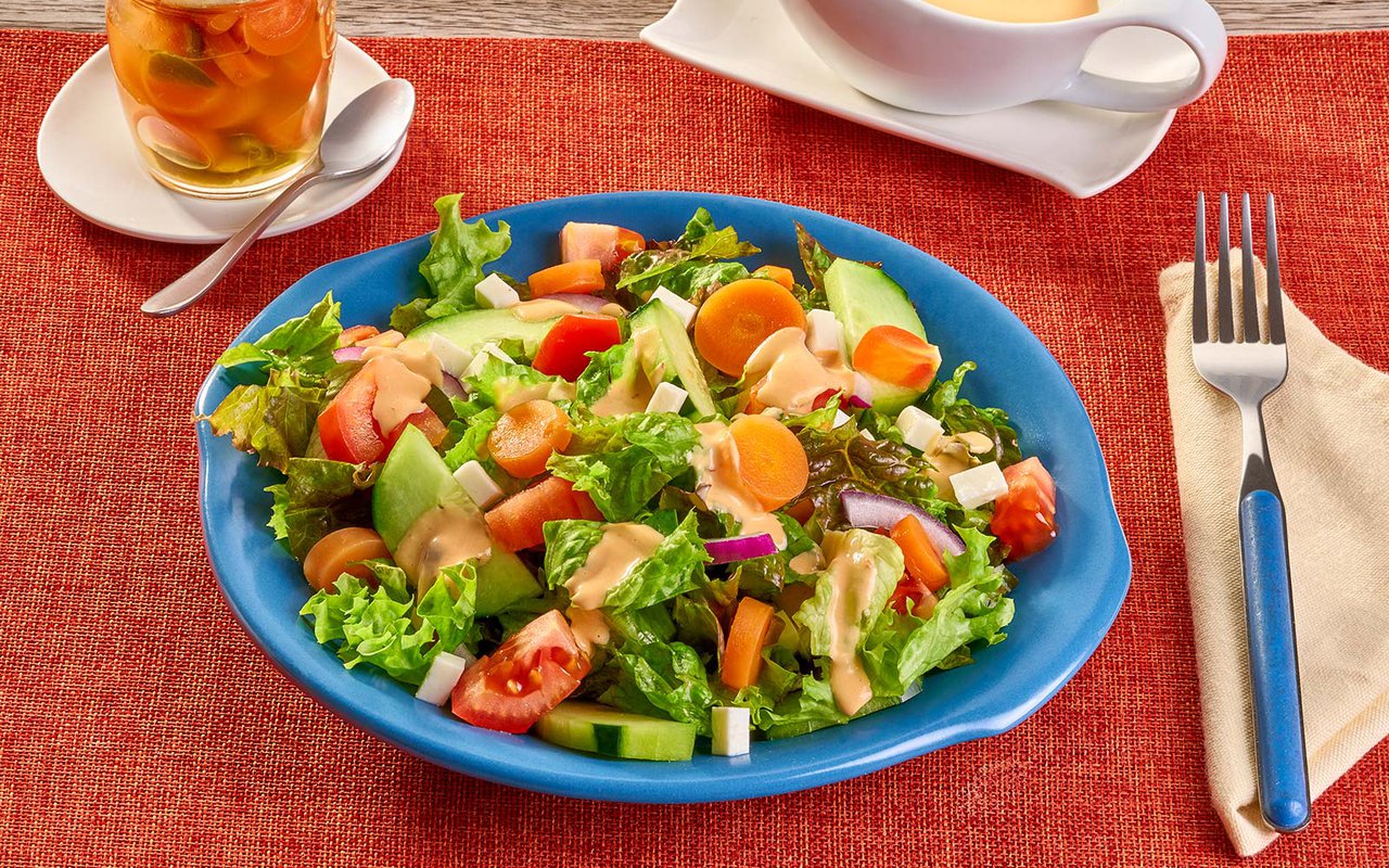 Ensalada de vegetales con aderezo de garbanzo