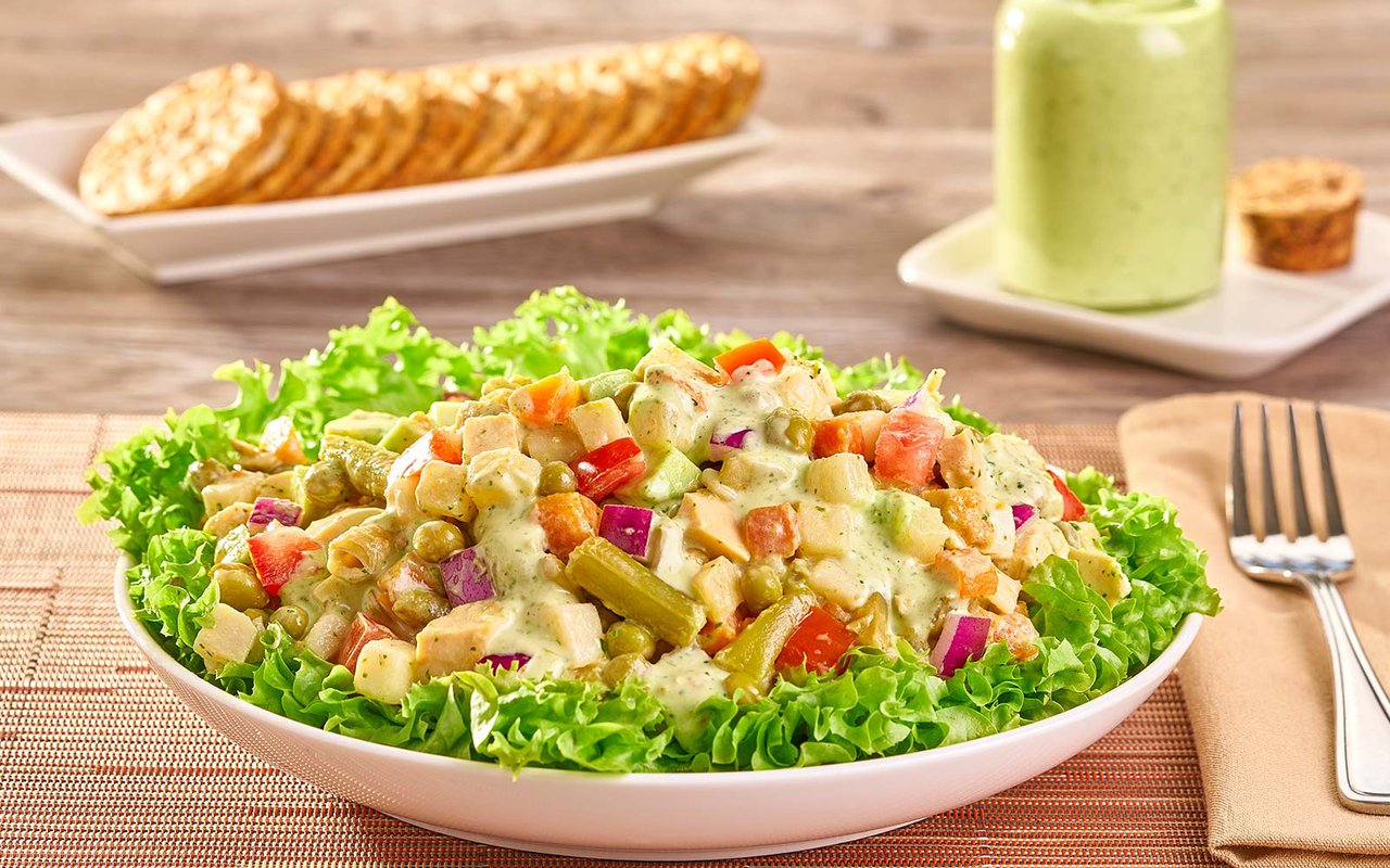 Ensalada de vegetales, pollo y aderezo de cilantro