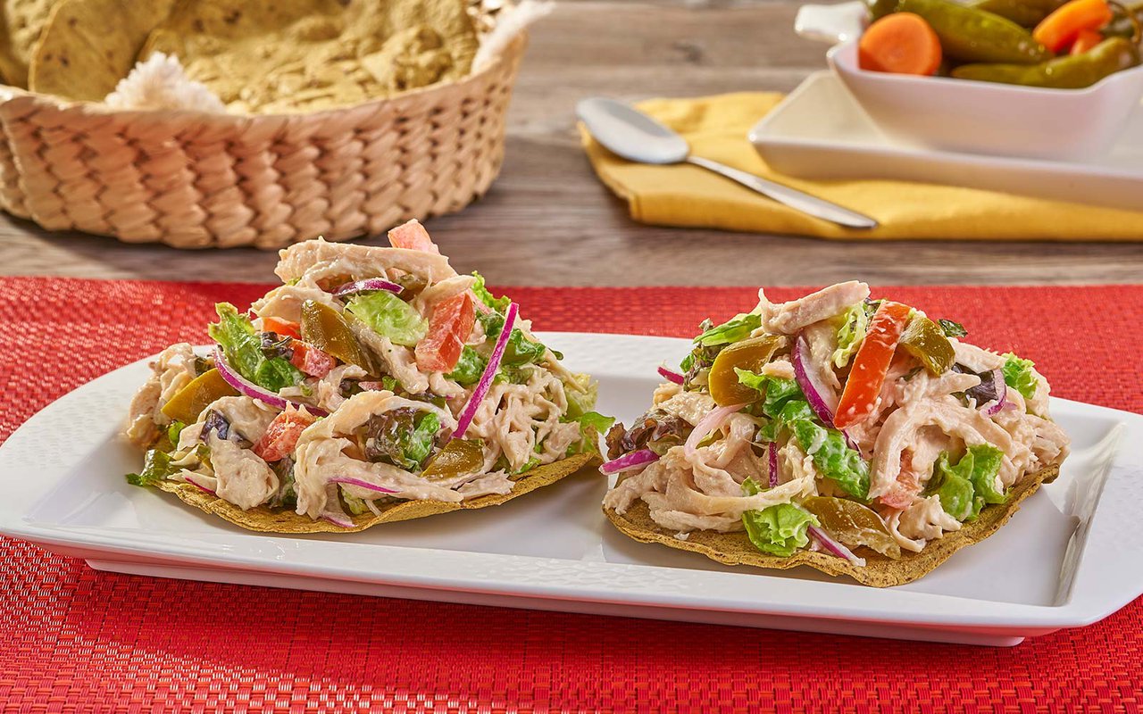 Tostadas de nopal con ensalada de pollo