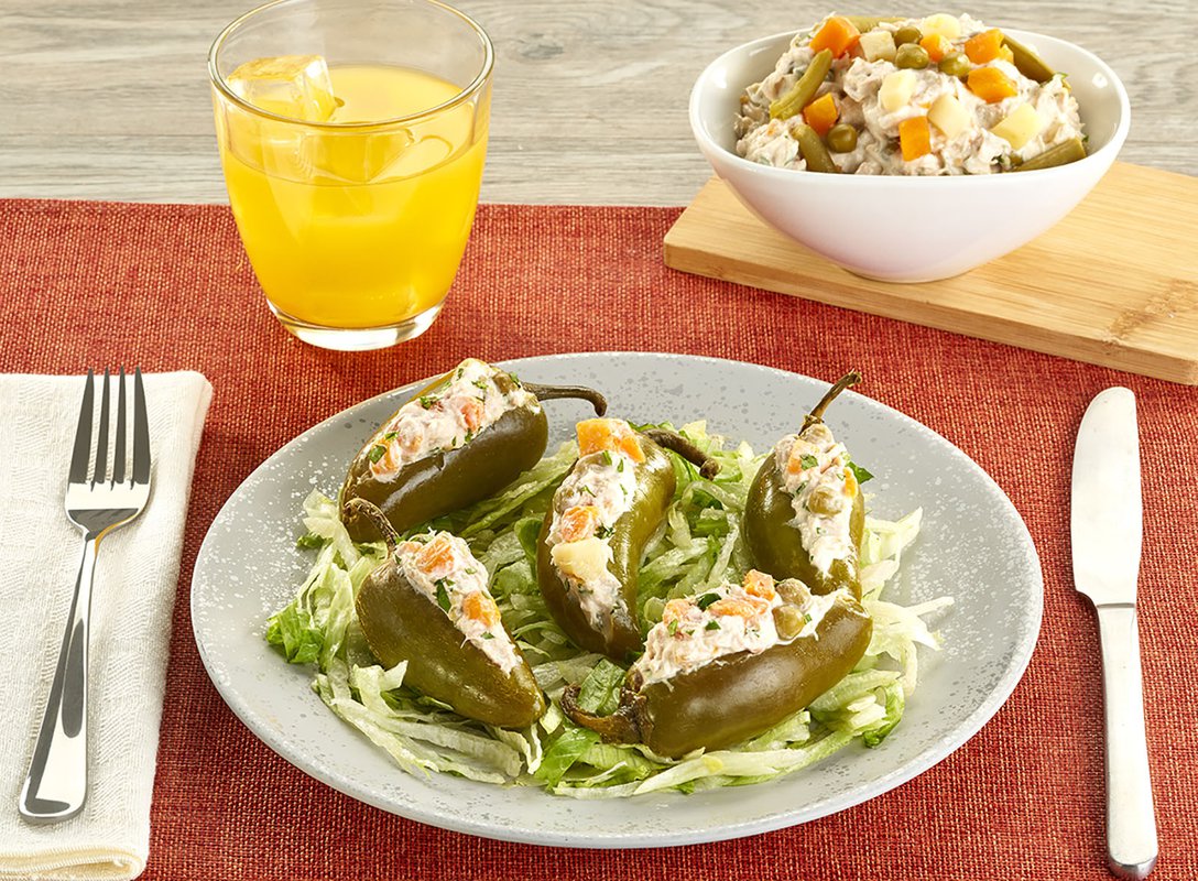 Jalapeños rellenos de ensalada de atún