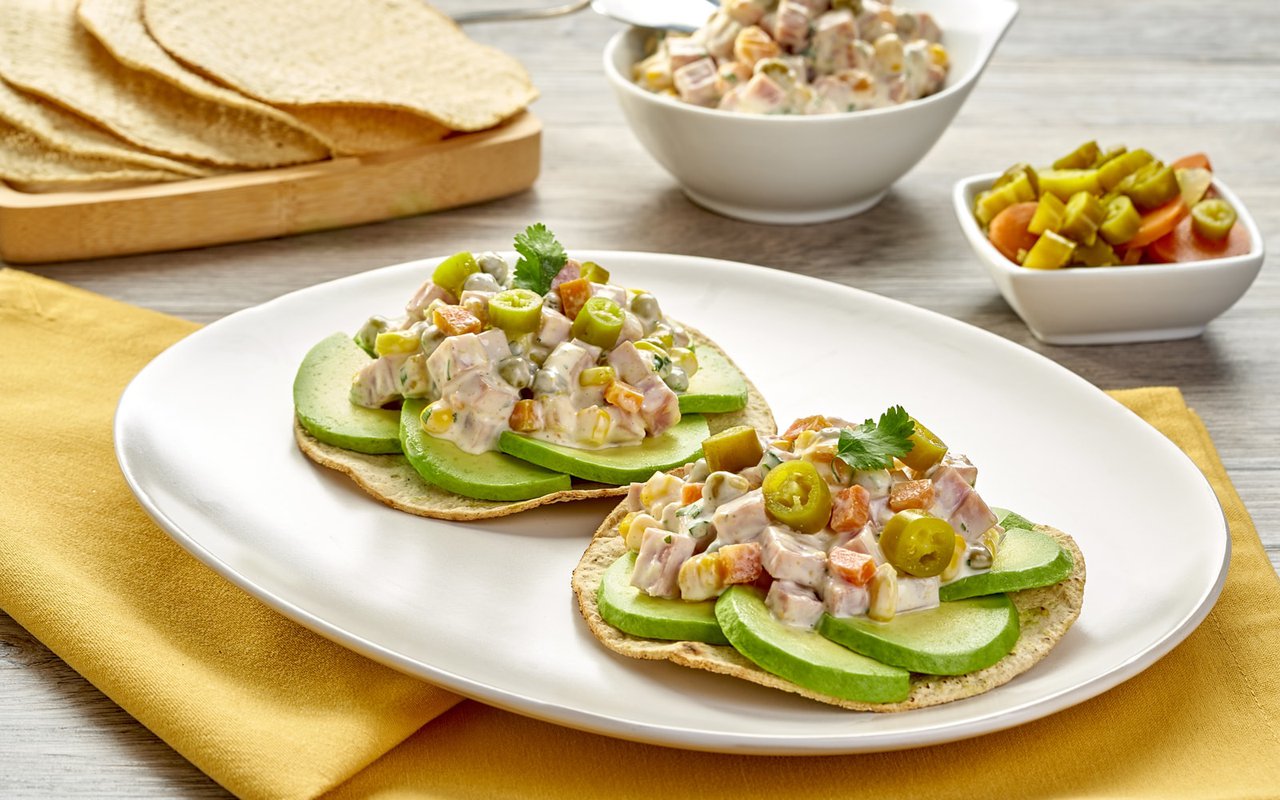 Tostadas de aguacate con pavo