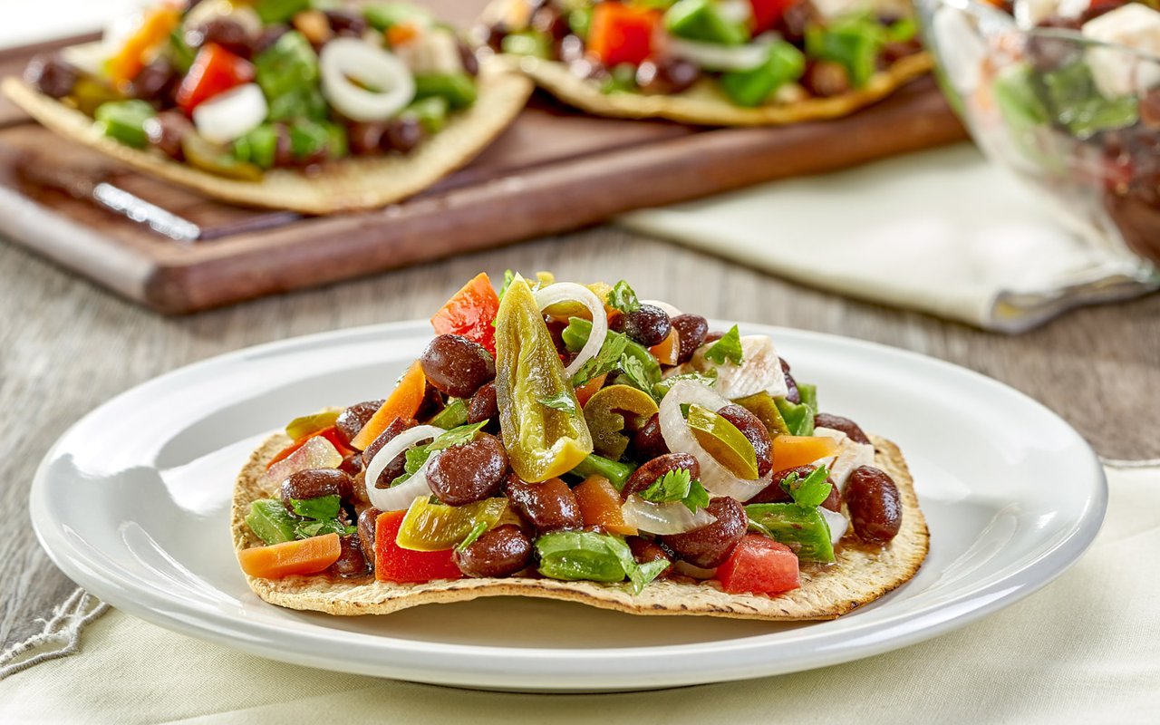 Tostadas de ensalada de frijoles con nopales y panela