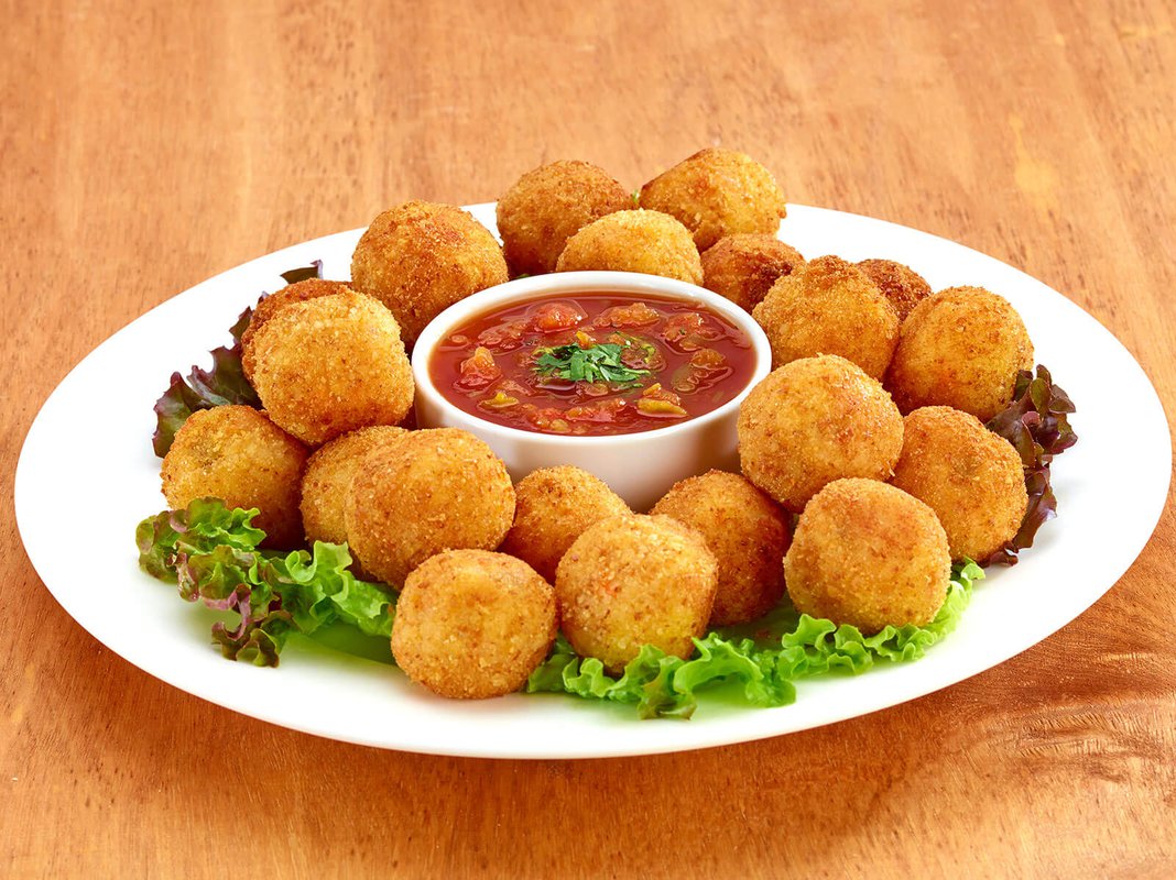 Croquetas de papa y camarón con zanahorias en escabeche