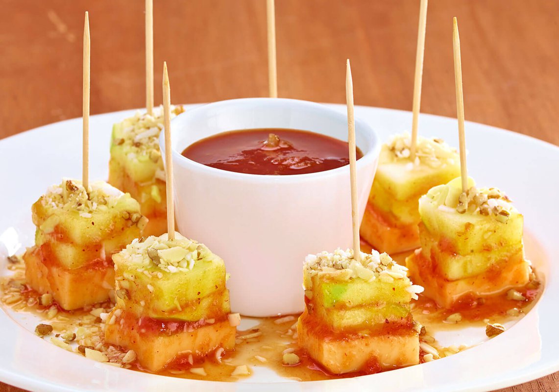 Brochetas de manzana y queso al chipotle