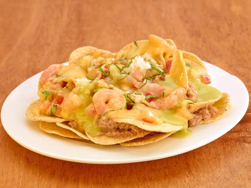 Nachos con camarón y guacamole