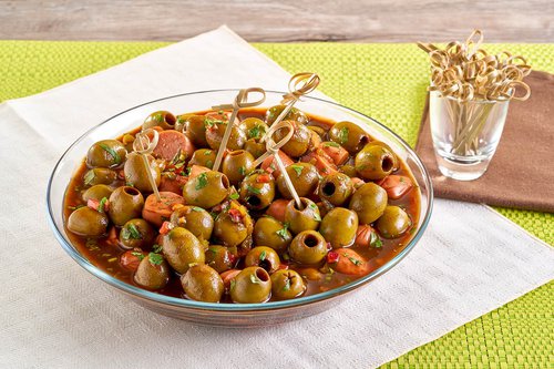 Cóctel de aceitunas con salchichas