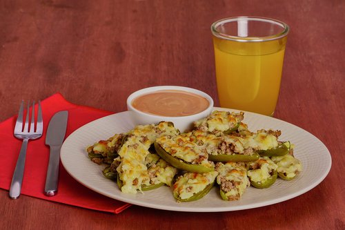 Jalapeños rellenos con carne de res