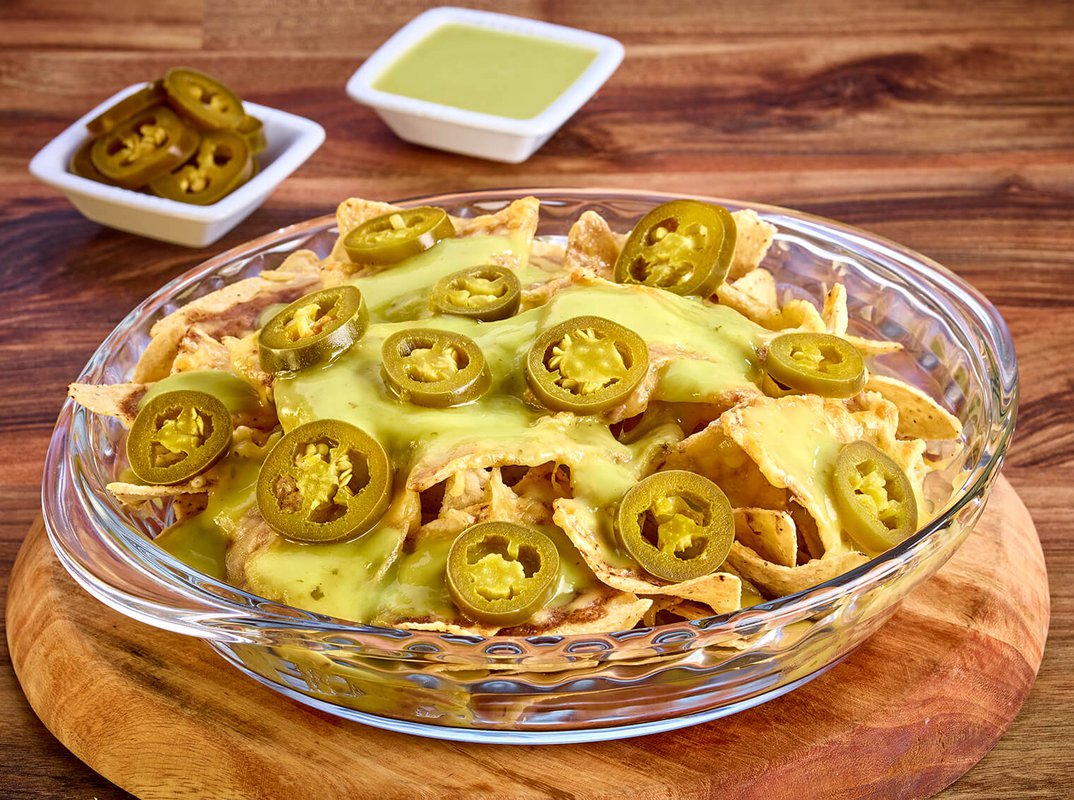 Nachos gratinados con salsa de frijol y guacamole