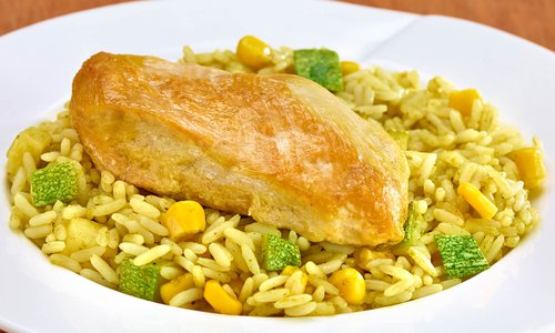 Chicken breast with green rice and corn