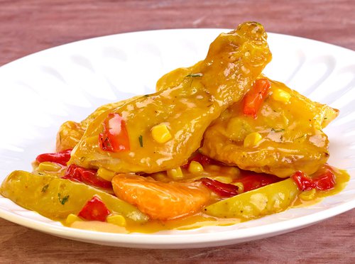 Pollo en salsa de mandarina con pimientos asados