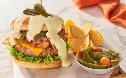 Hamburguesa con salsa de queso y jalapeños
