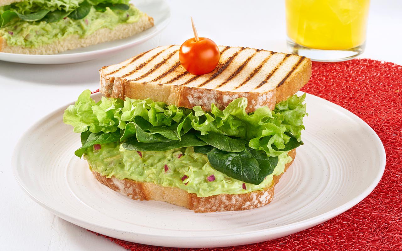 Sandwich cremoso de pollo con salsa de guacamole