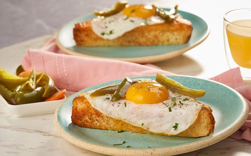 Tostado de Huevo con Queso y Rajas