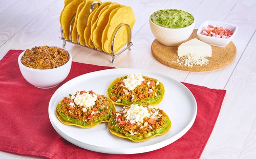 Tostaditas de guacamole y chilorio
