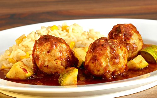 Albóndigas de pollo en salsa ranchera con calabacitas