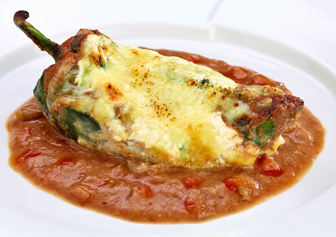 Chiles poblanos rellenos de atún con salsa de frijol