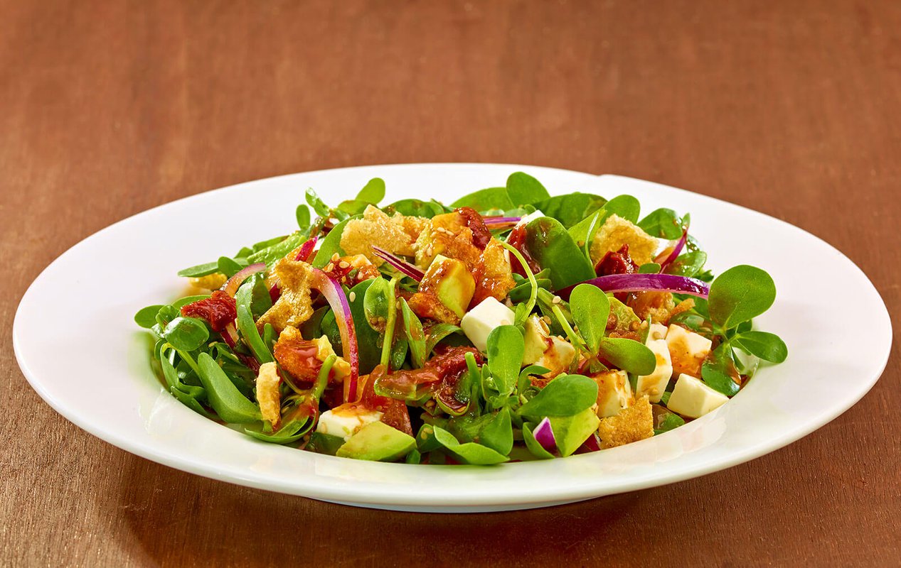 Ensalada de verdolagas con aguacate y vinagreta de tomate y chipotle