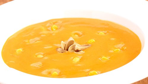 Cream of sweet red pepper with almonds soup