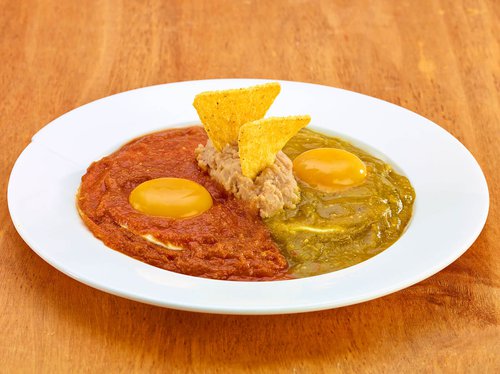 Huevos divorciados con frijoles peruanos