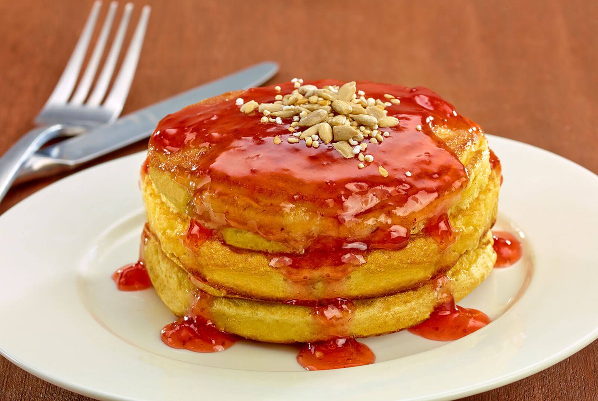 Hot cakes con semillas y mermelada de fresa