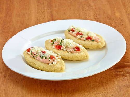 Tlacoyos de frijol con chorizo en salsa casera con habanero