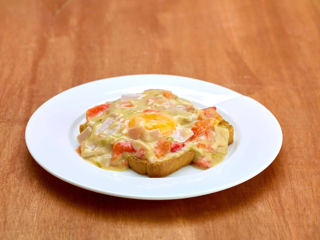 Huevos pochados con crema de espárragos y pimiento morrón