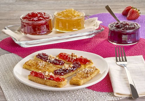 Pan francés con mermeladas y frutos secos