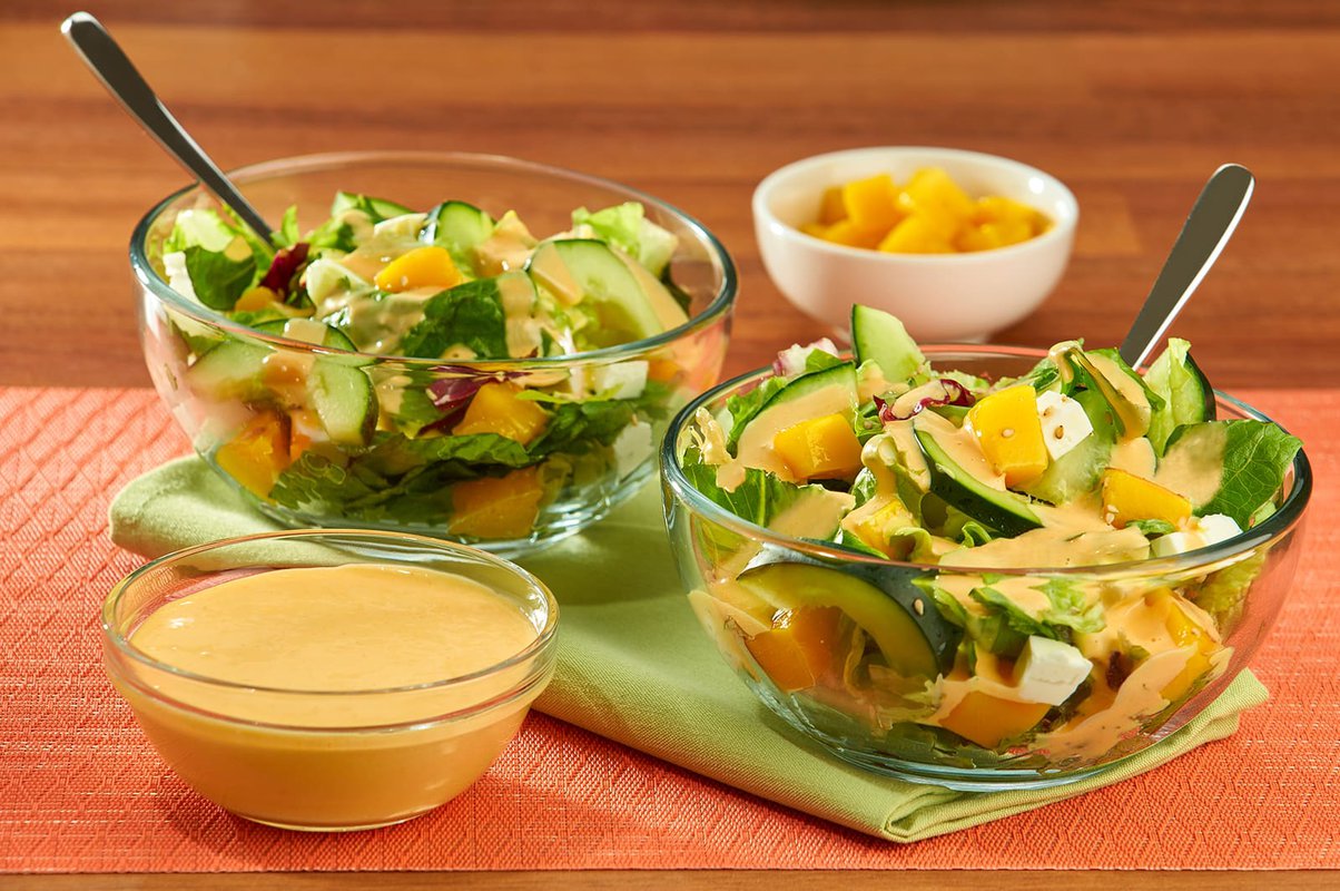 Ensalada con aderezo de mostaza y mango