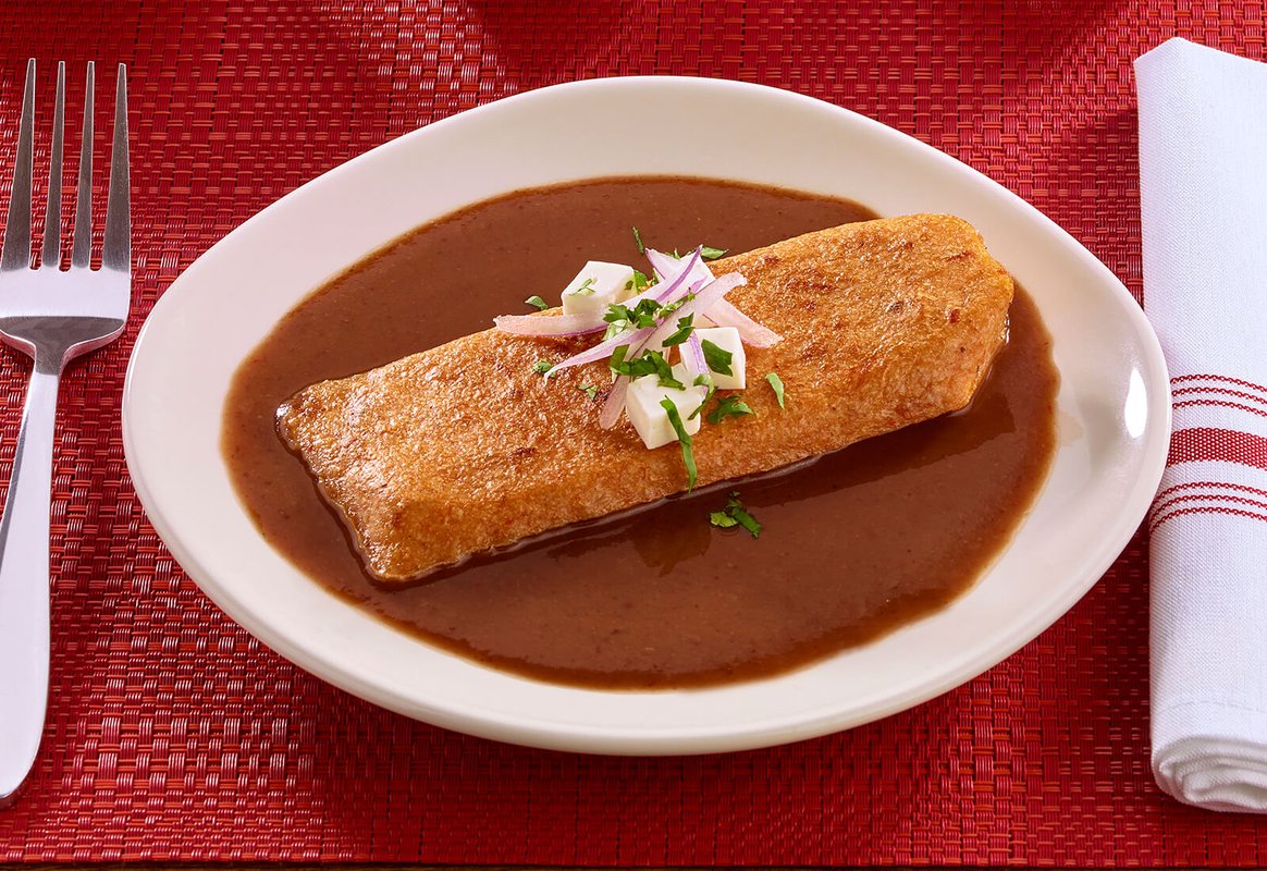 Tamal rojo asado con salsa de frijol al chipotle