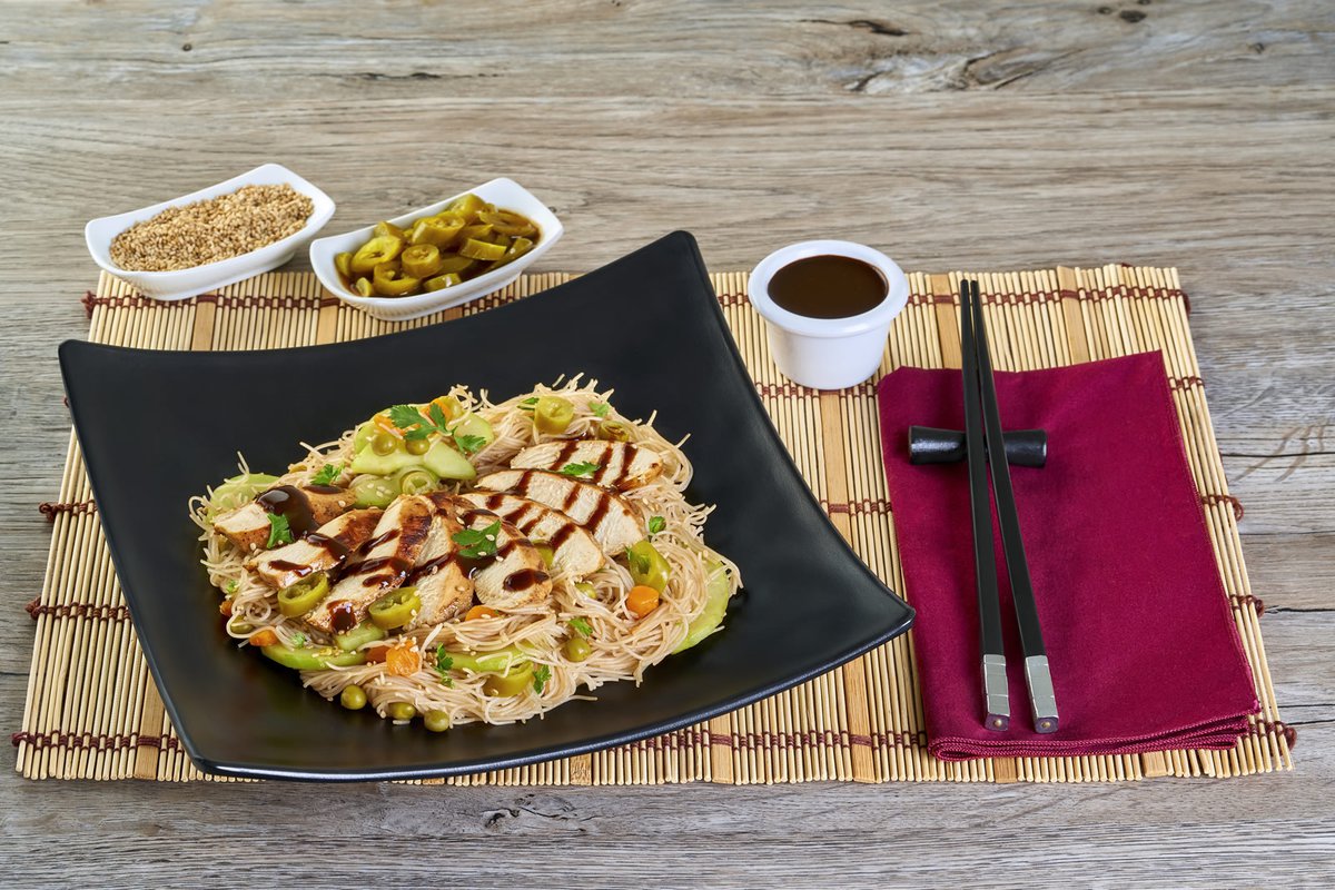 Ensalada fría de fideos de arroz con pechuga asada y salsa negra