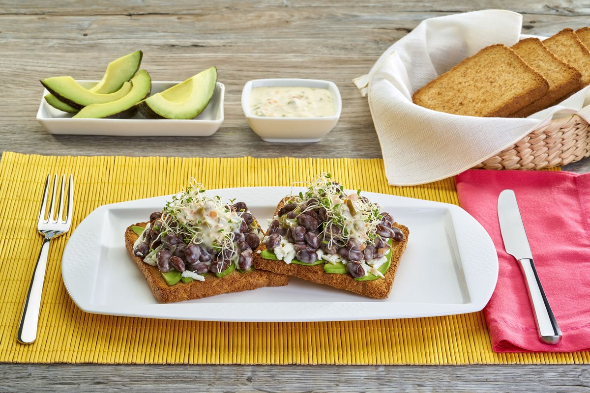Pan tostado con aguacate y aderezo picante de jalapeño