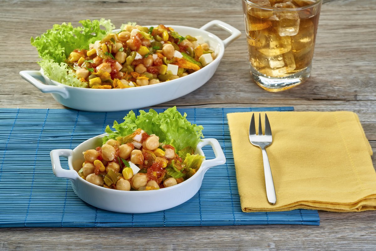 Ensalada de garbanzo, flor de calabaza y queso panela