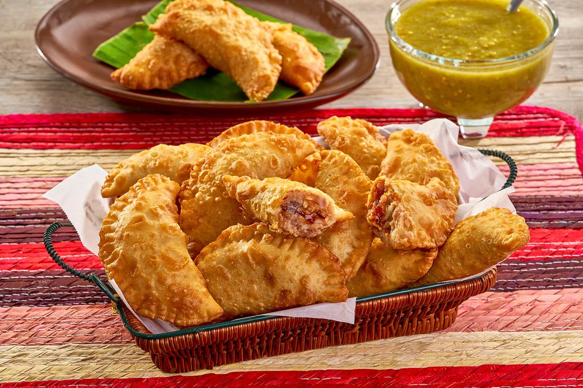 Empanadas de frijoles con chipotle y queso