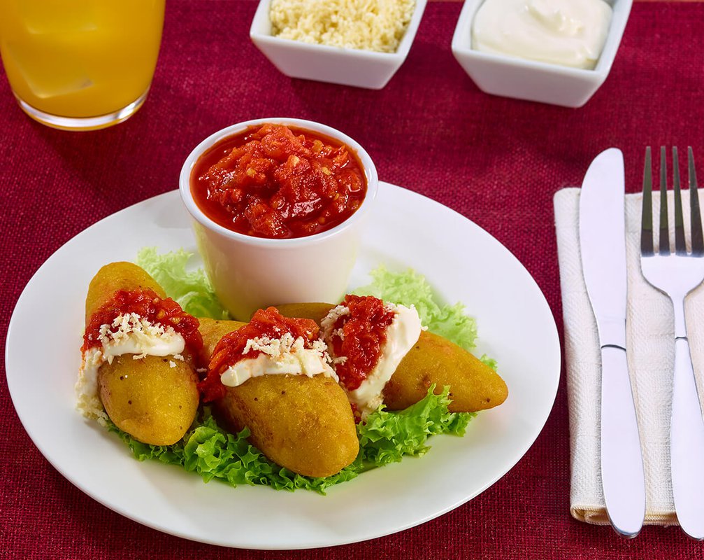 Molotitos de plátano con frijol en salsa roja