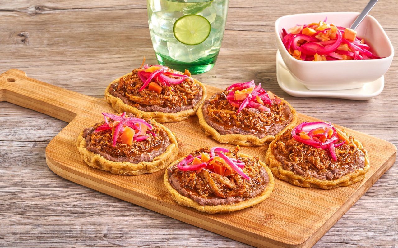 Sopes de pollo al pibil