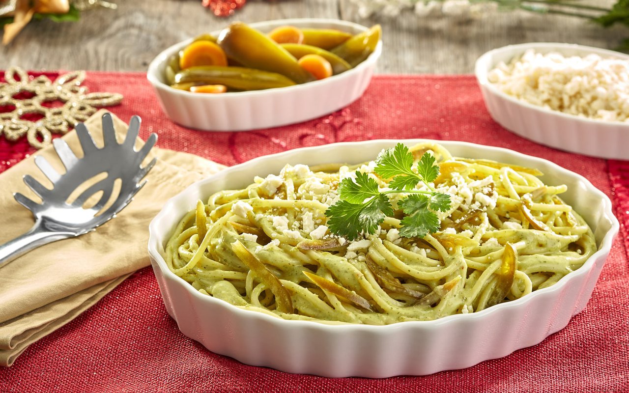 Espagueti verde con jalapeños