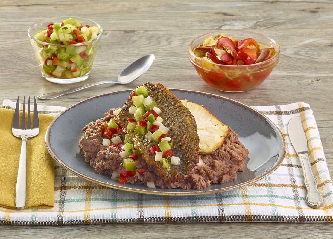 Filete de pescado con puré de frijoles negros