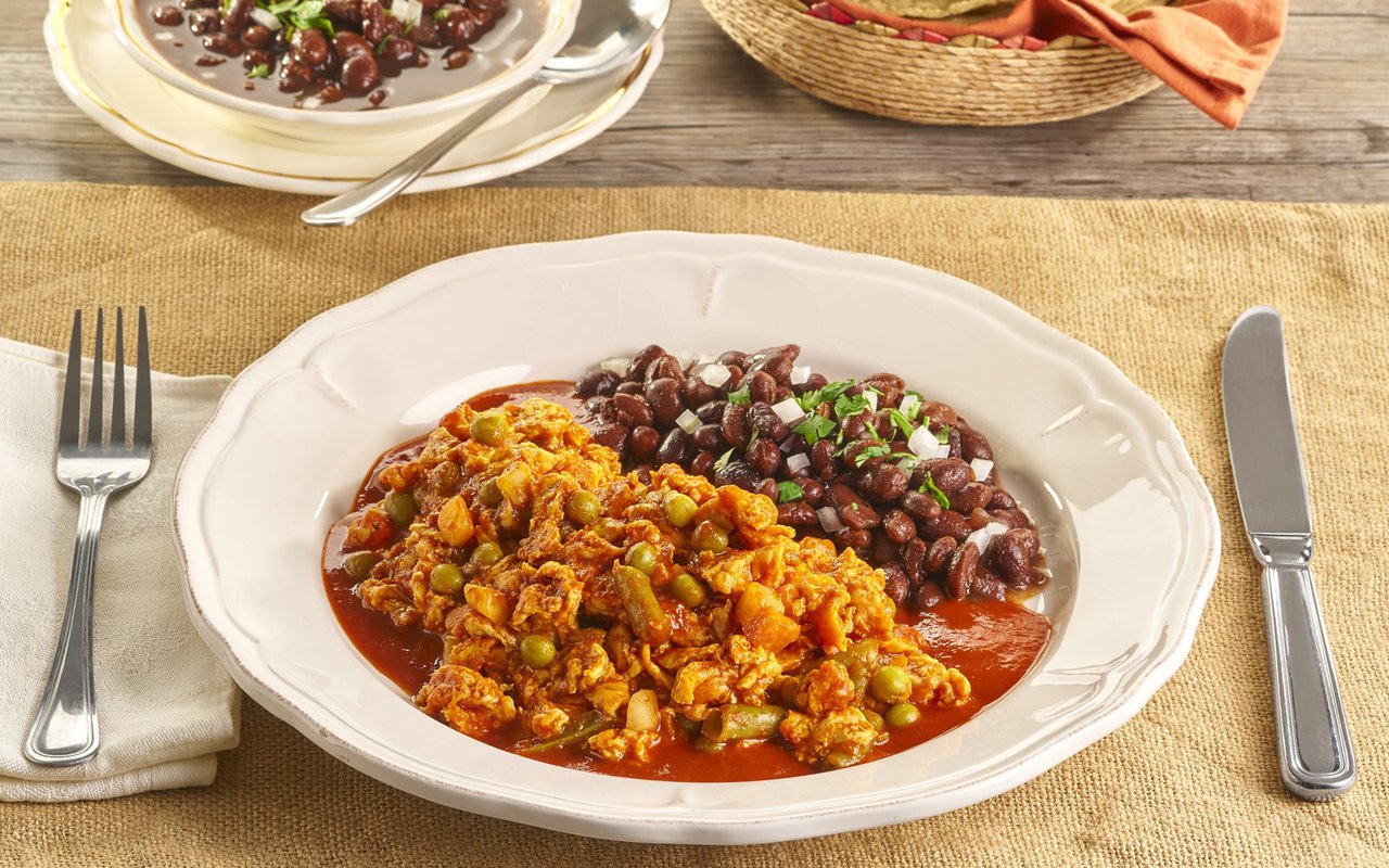 Huevos adobados con verduras