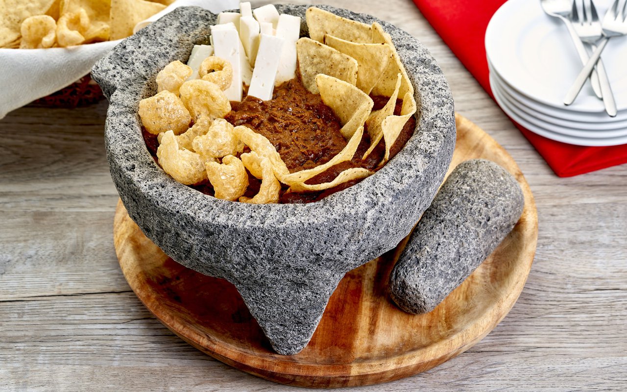 Molcajete de mole con frijoles