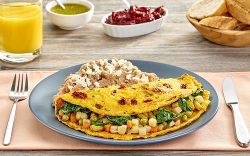 Omelette con chipotle relleno de vegetales La Costeña®