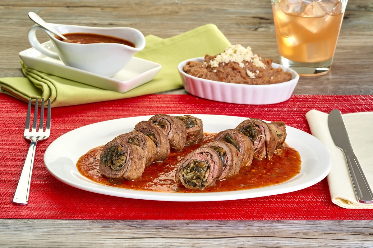 Rollitos de res rellenos de huitlacoche y champiñón