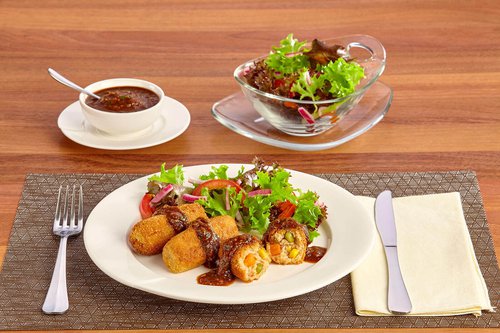 Croquetas de atún, papa y verduras en salsa ranchera