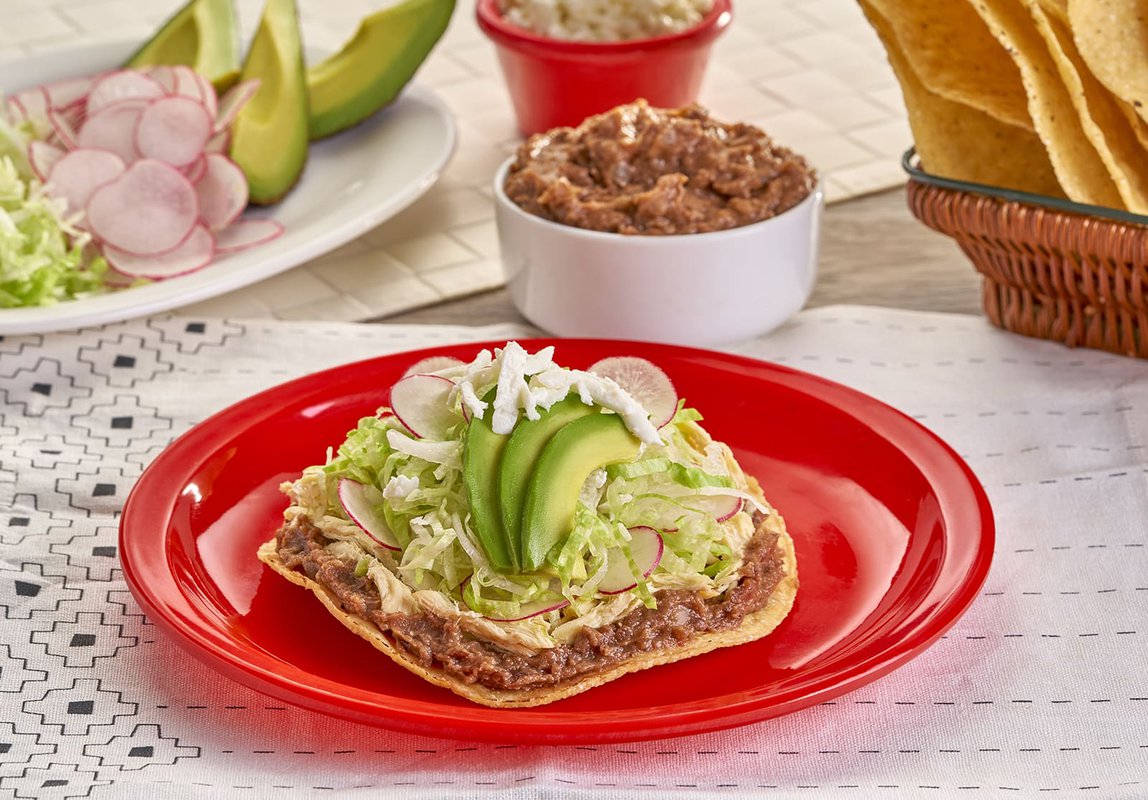 Tostadas de frijol con pollo