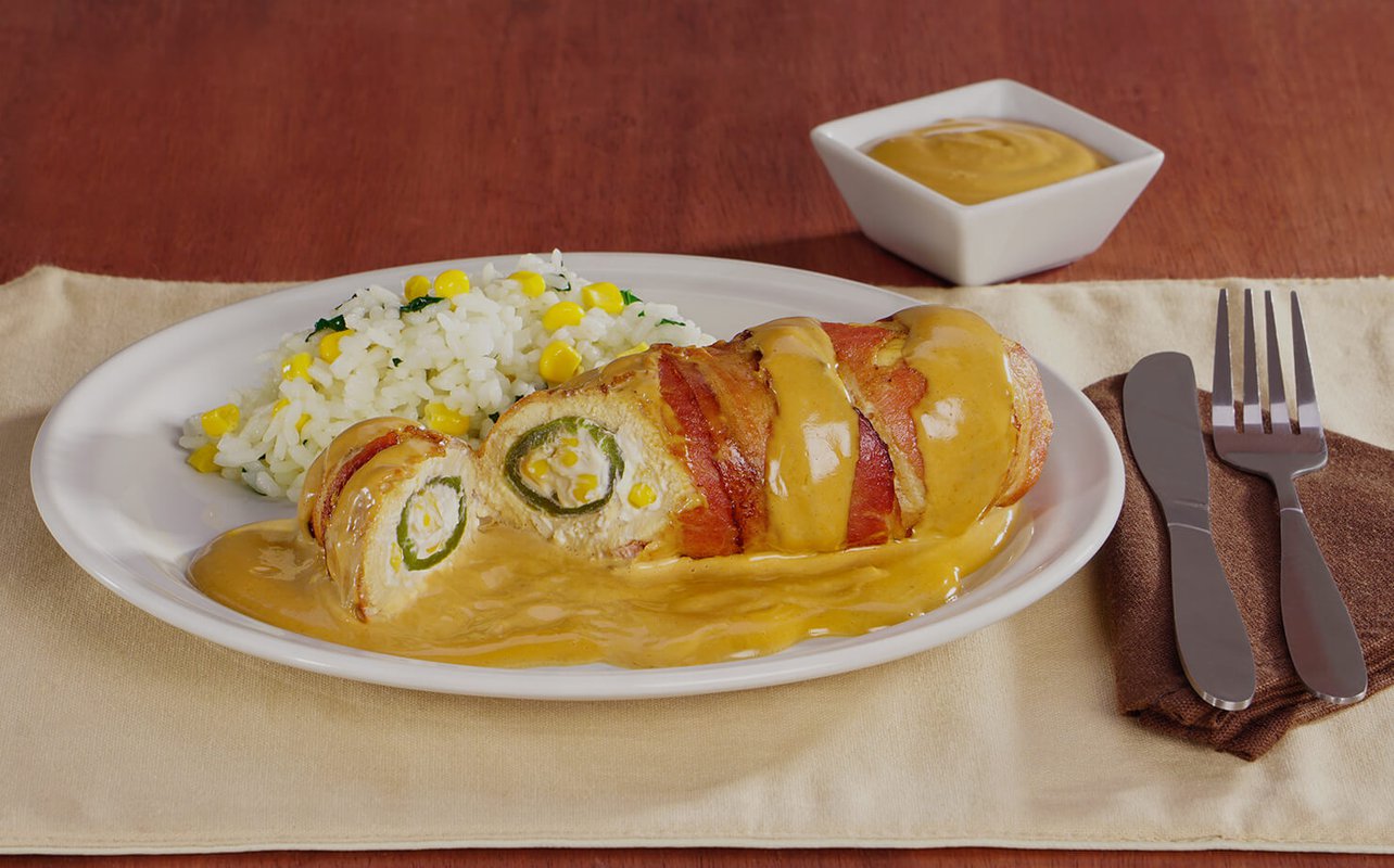 Rollito de pechuga de pollo relleno de jalapeño con queso