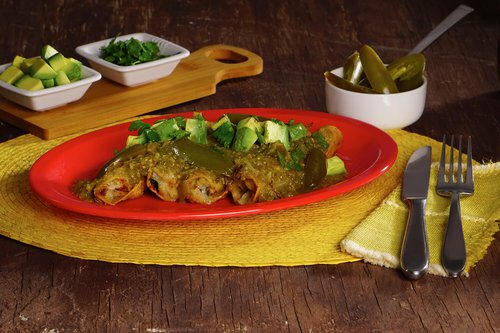 Tacos dorados de papa con coliflor y espinacas