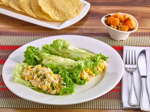 Taquitos de lechuga rellenos de pollo con granos de elote